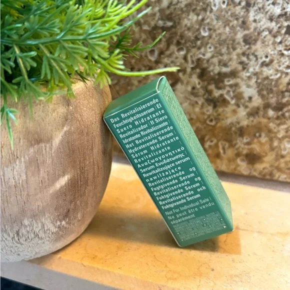 NEW in Box La Mer The Revitalizing Hydrating Serum - .1 fl oz 3 piece Bundle - Picture 3 of 7